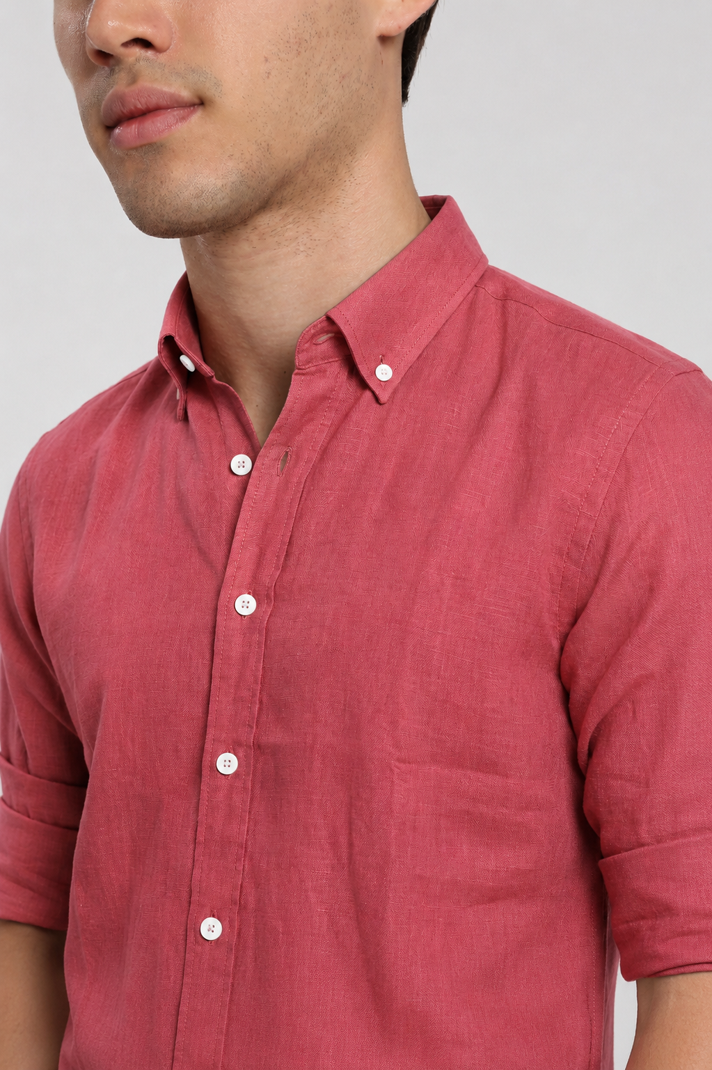 Close-up of dusty rose linen slim fit shirt | Duch Clothing